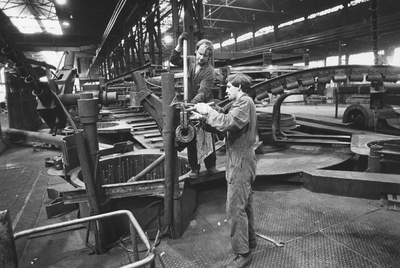 351736 Afbeelding van twee werknemers van de staalfabriek DEMKA (Havenweg 7) te Utrecht.